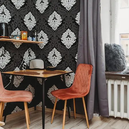 In Old Town, Cozy & Convenient - C