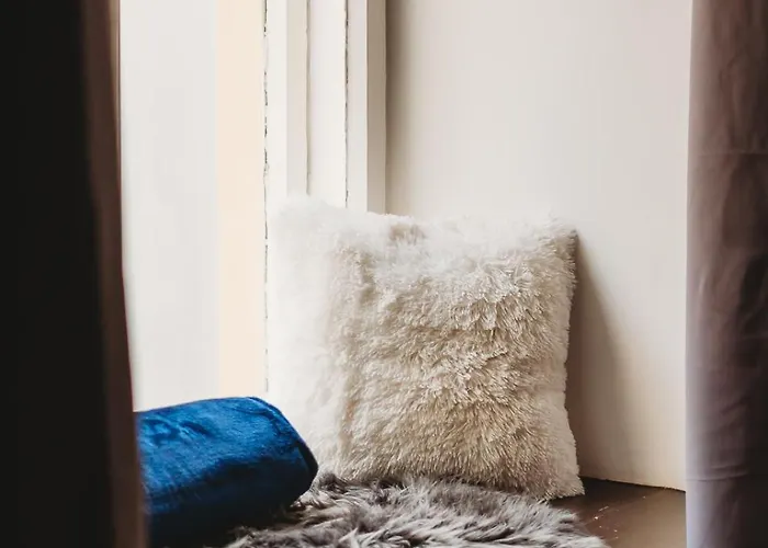 In Old Town, Cozy & Convenient - C